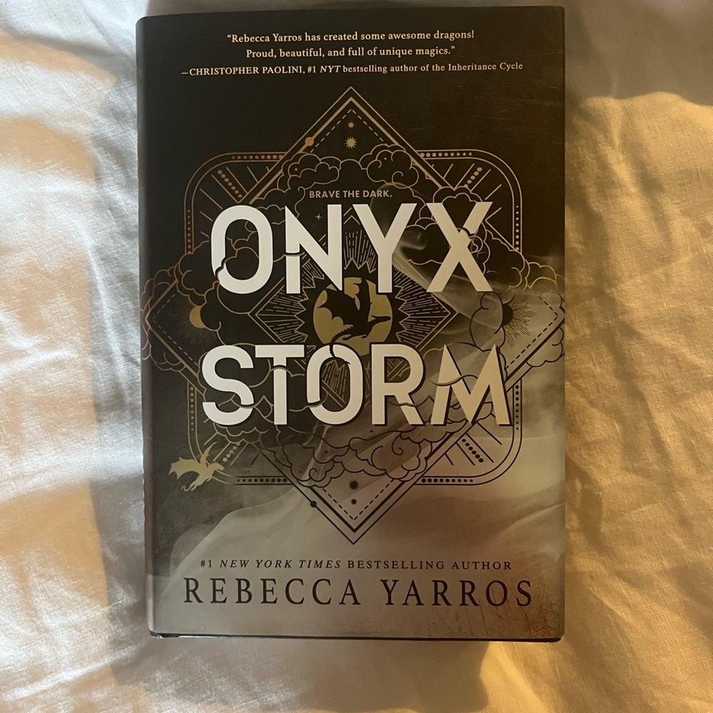 Onyx Storm by - Black and White Cover